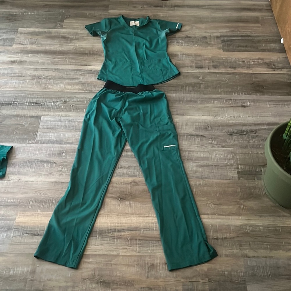 Turqoise/hunter green Skechers yoga fit scrub set